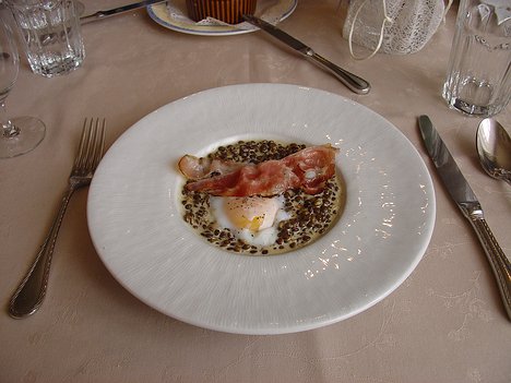 20100108_DSC00463_DSCV1 starter: creamy lentilles with bacon and poached egg (Crémeux de lentilles, friton et oeuf mollet)